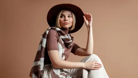 Mujer con estilo natural, clásico y elegante Mujer con estilo natural, clásico y elegante
