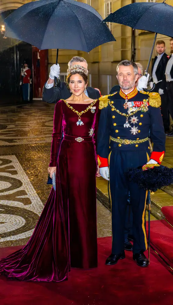 Los príncipes Federico y Mary de Dinamarca en la cena de gala de Año Nuevo