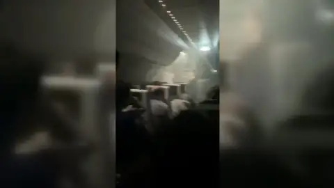 Vídeo desde dentro del avión de Japón en llamas Vídeo desde dentro del avión de Japón en llamas