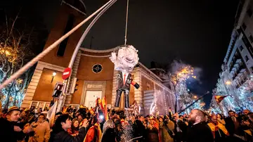 A3 Noticias 2 (02-01-24) PSOE y PP se vuelven a enzarzar por el muñeco de Pedro Sánchez 'apaleado' en Ferraz A3 Noticias 2 (02-01-24) PSOE y PP se vuelven a enzarzar por el muñeco de Pedro Sánchez 'apaleado' en Ferraz