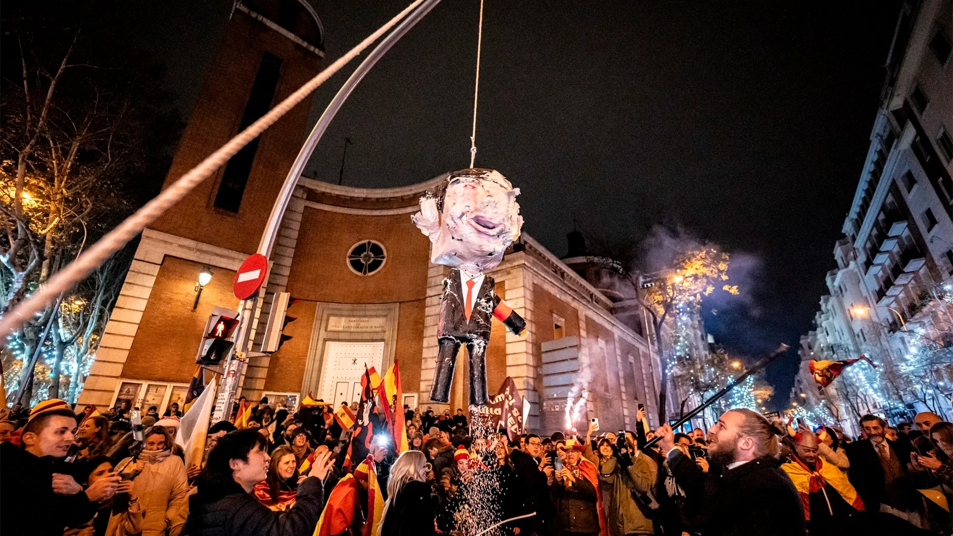 A3 Noticias 2 (02-01-24) PSOE y PP se vuelven a enzarzar por el muñeco de Pedro Sánchez 'apaleado' en Ferraz A3 Noticias 2 (02-01-24) PSOE y PP se vuelven a enzarzar por el muñeco de Pedro Sánchez 'apaleado' en Ferraz