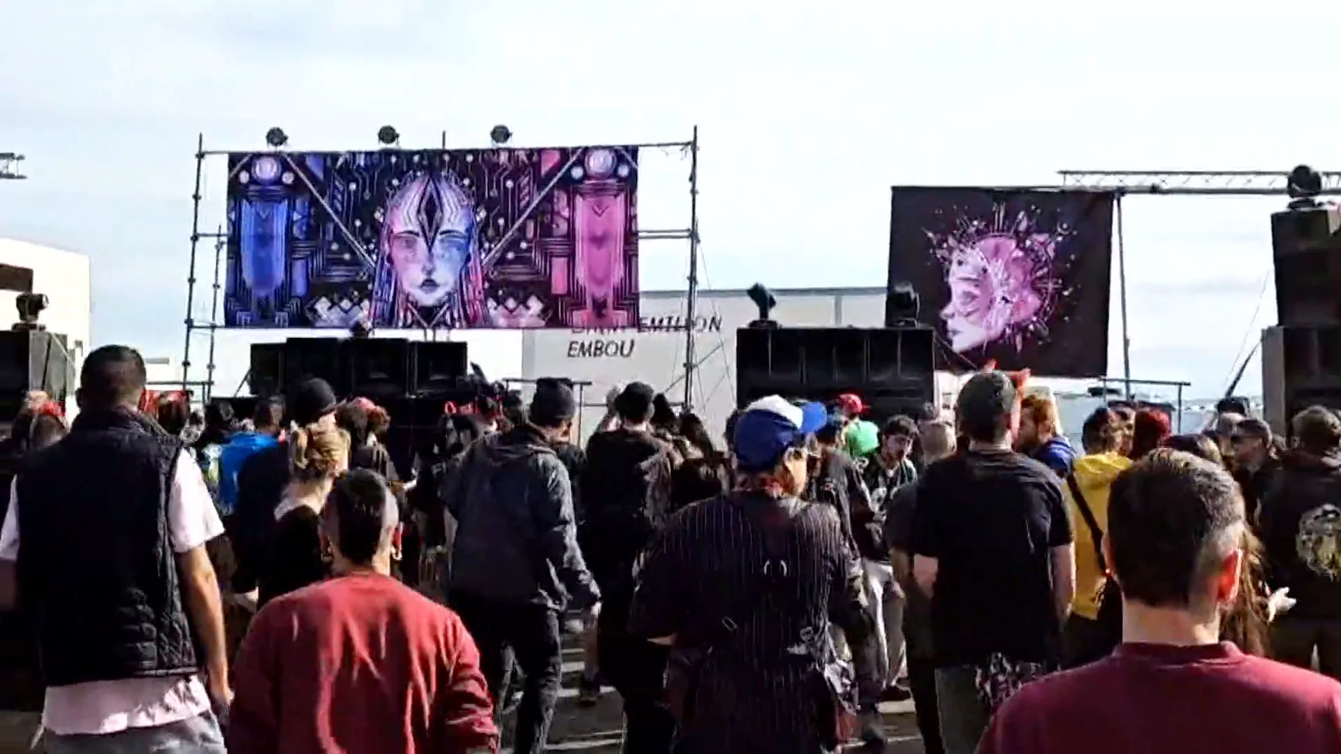 La rave ilegal de Murcia congrega a 8.000 personas que seguirán de fiesta hasta el día de Reyes La rave ilegal de Murcia congrega a 8.000 personas que seguirán de fiesta hasta el día de Reyes