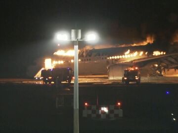 Un avión de Japan Airlines arde tras una presunta colisión con una aeronave de la Guardia Costera