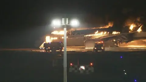 Un avión de Japan Airlines arde tras una presunta colisión con una aeronave de la Guardia Costera