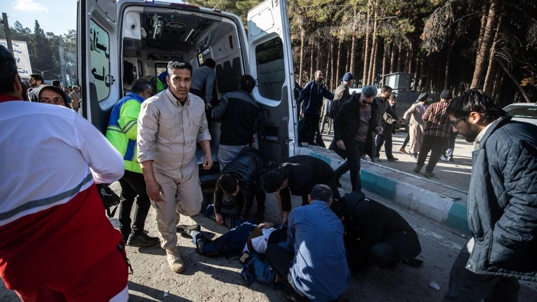 Una ambulancia atendiendo tras las explosiones