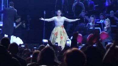 Isabel Pantoja despide el 2023 en Barcelona pletórica y con un concierto lleno de mensajes encriptados