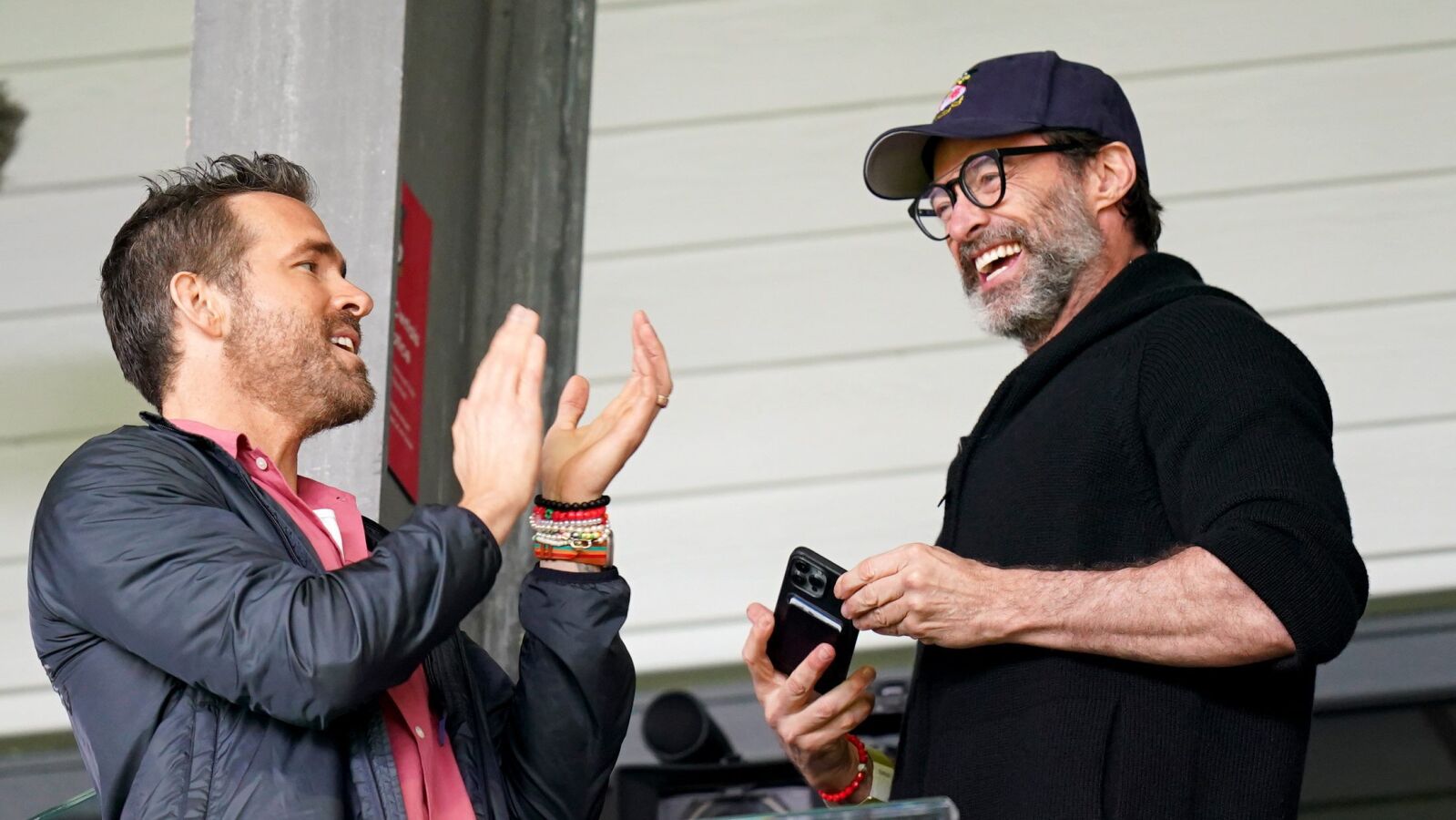 Hugh Jackman sumerge sus músculos de Lobezno en agua helada y Ryan Reynolds se queda atónito al verlo