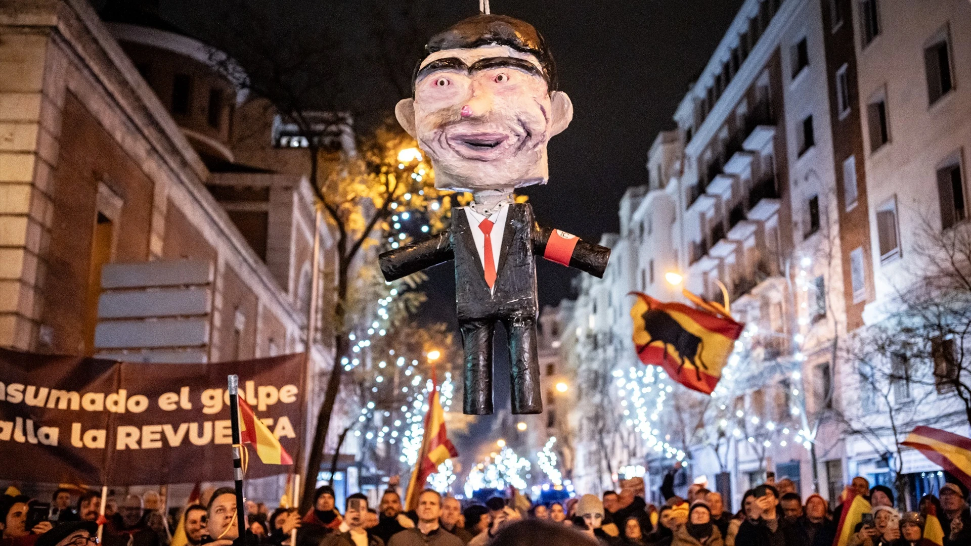 Simulan ahorcar a Sánchez Simulan ahorcar a Sánchez