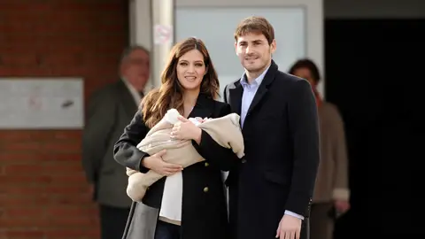 Sara Carbonero e Iker Casillas presentando a su hijo Martín