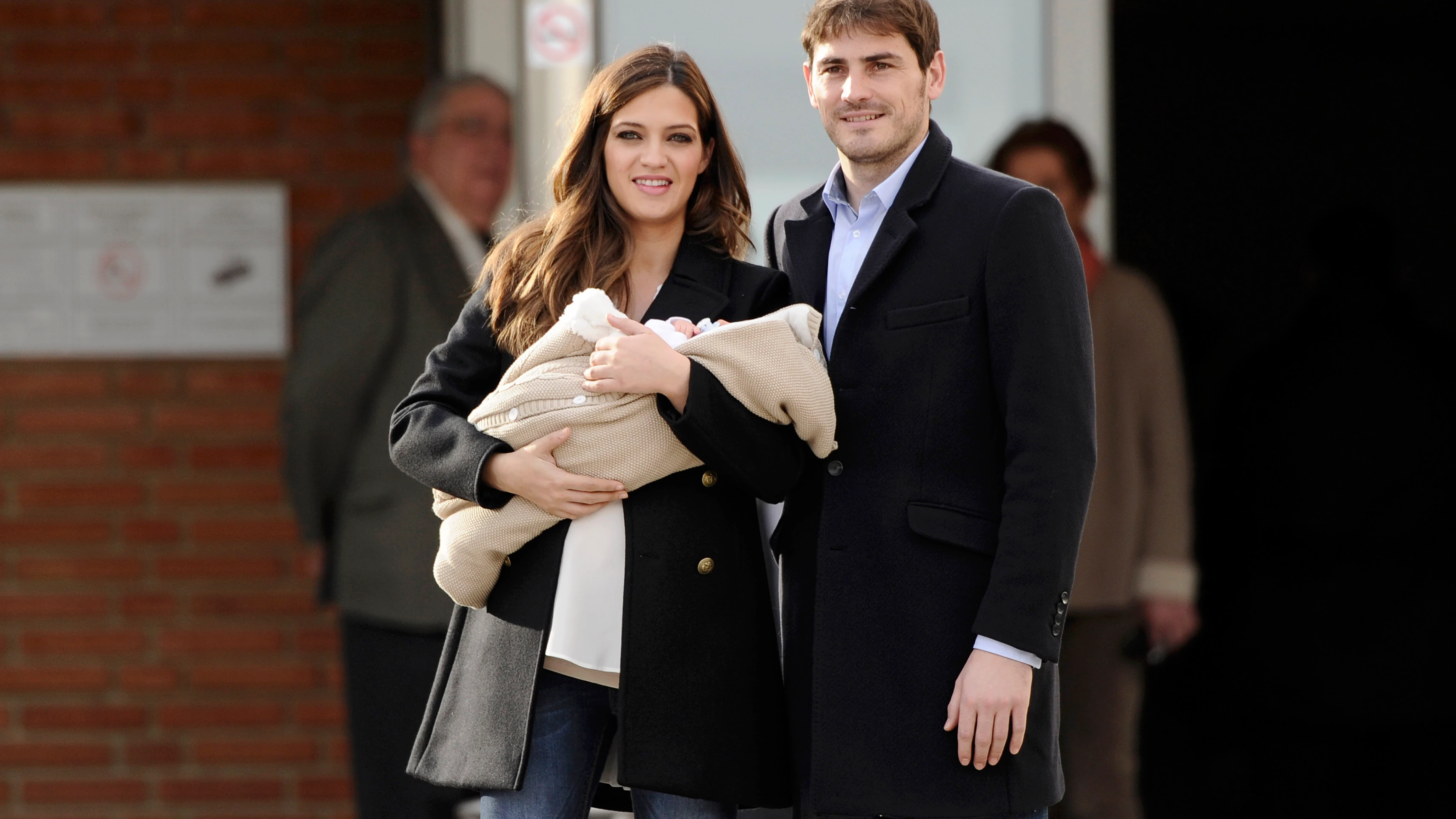 Sara Carbonero e Iker Casillas presentando a su hijo Mart&iacute;n