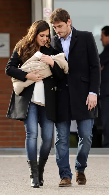 Sara Carbonero e Iker Casillas presentando a su hijo Martín Sara Carbonero e Iker Casillas presentando a su hijo Martín
