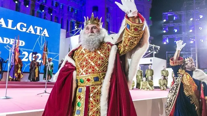 Rey Melchor saludando
