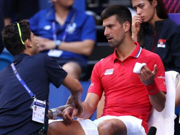 Djokovic, atendido por el fisio en la United Cup