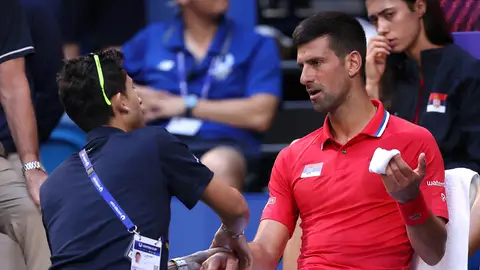 Djokovic, atendido por el fisio en la United Cup
