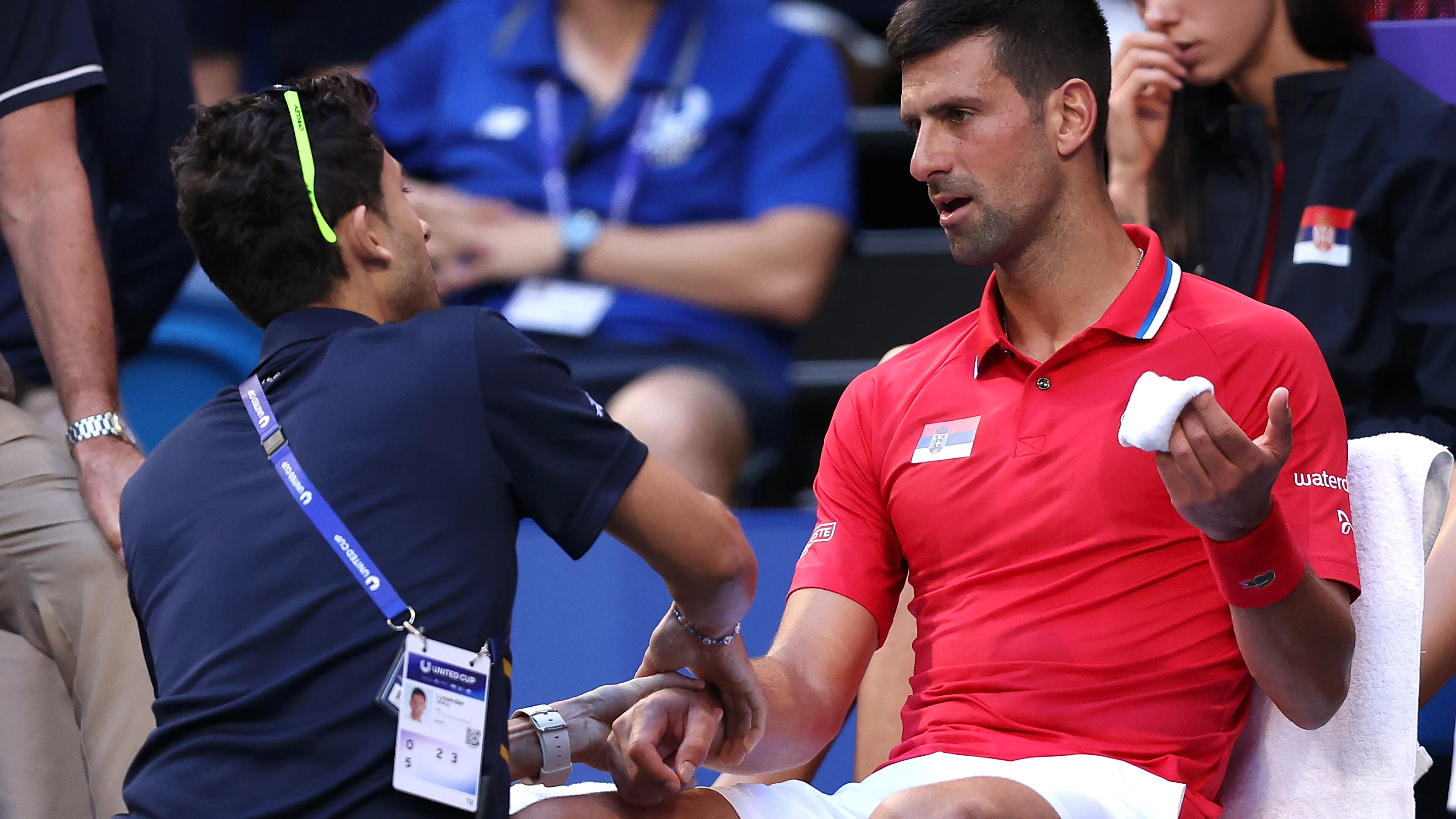 Djokovic, atendido por el fisio en la United Cup Djokovic, atendido por el fisio en la United Cup