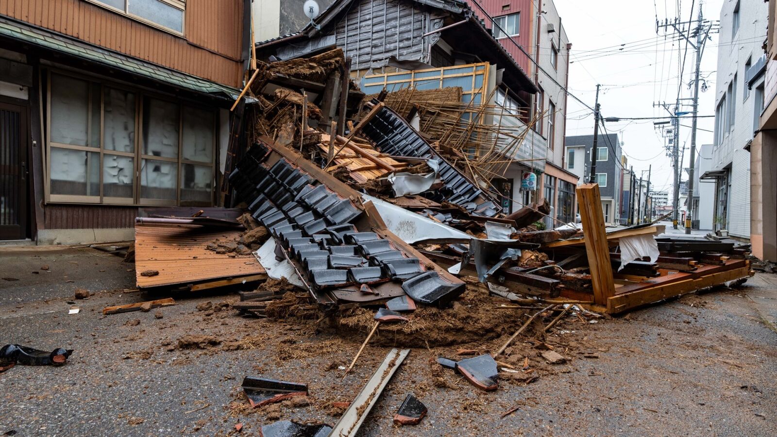 Japón sufre una nueva réplica de 4,9 tras el terremoto de 7,6 que ha dejado más de 60 muertos