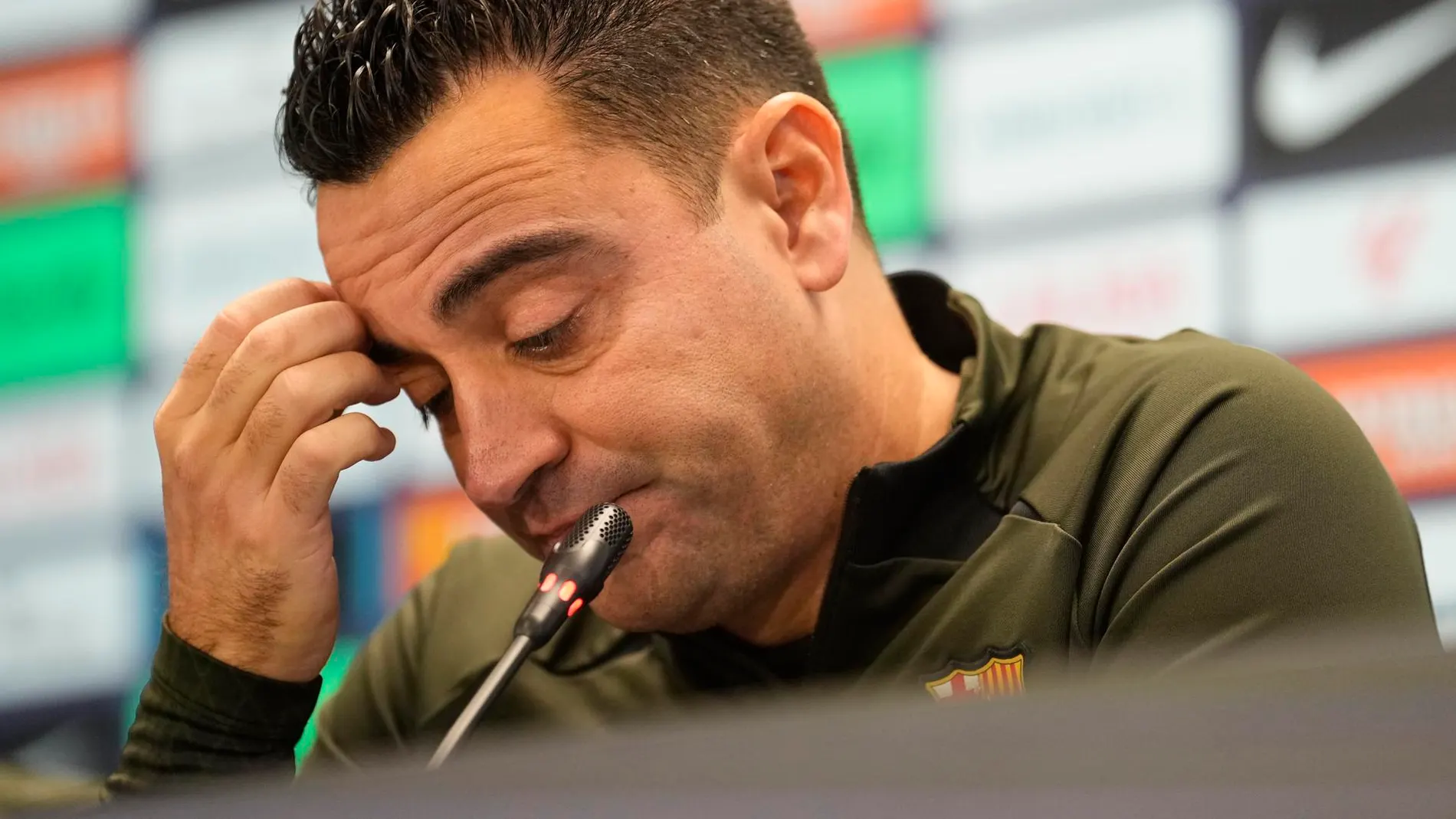 Xavi Hernández, cabizbajo en rueda de prensa Xavi Hernández, cabizbajo en rueda de prensa