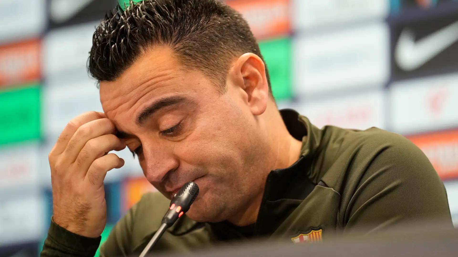 Xavi Hern&aacute;ndez, cabizbajo en rueda de prensa