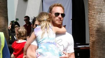 El actor de Sensaci&oacute;n de Vivir Ian Ziering con sus hijas en San Diego