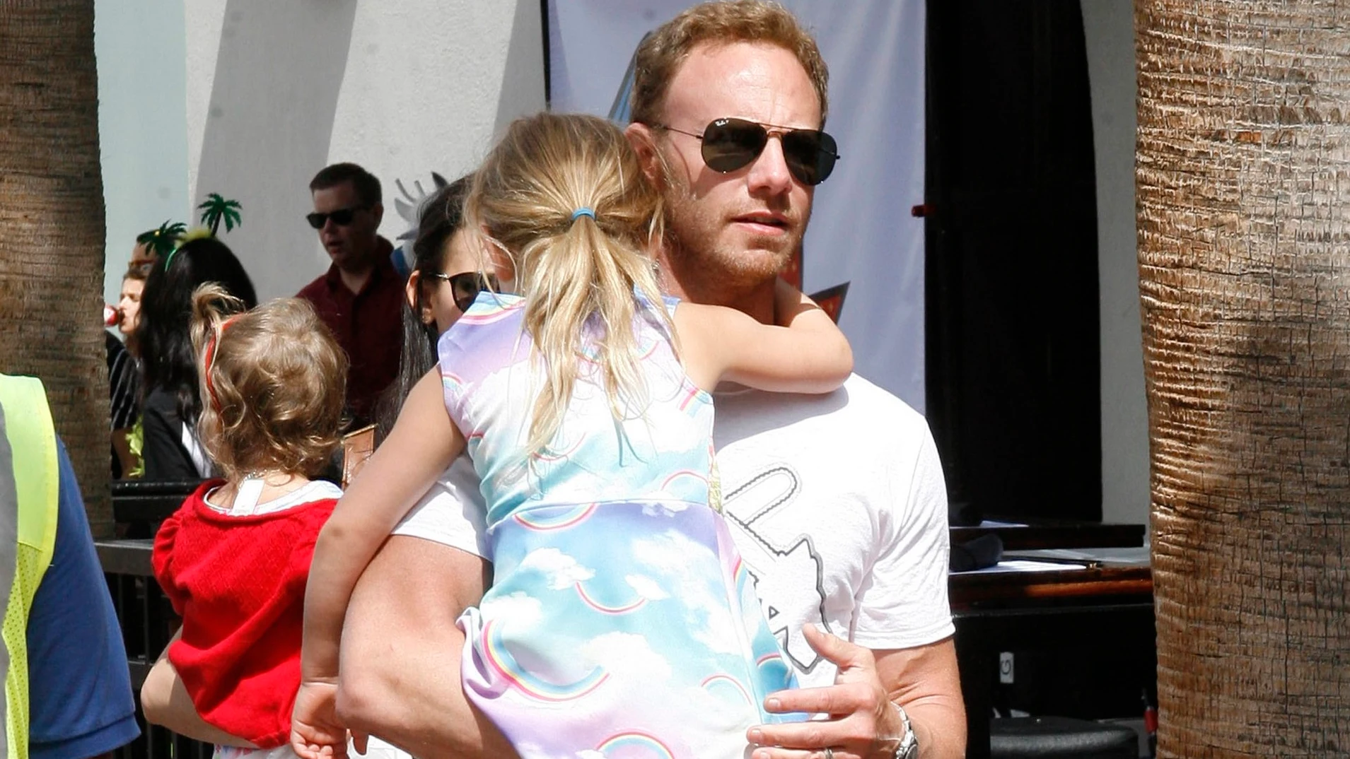 El actor de Sensación de Vivir Ian Ziering con sus hijas en San Diego El actor de Sensación de Vivir Ian Ziering con sus hijas en San Diego