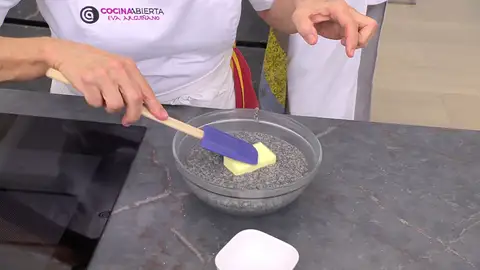 Mezcla con una lengua hasta que la mantequilla quede integrada Mezcla con una lengua hasta que la mantequilla quede integrada