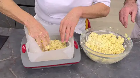 Amasa los ingredientes a mano Amasa los ingredientes a mano