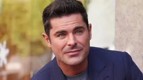 Zac Efron en la inauguración de su estrella en el Paseo de la Fama de Hollywood Zac Efron en la inauguración de su estrella en el Paseo de la Fama de Hollywood