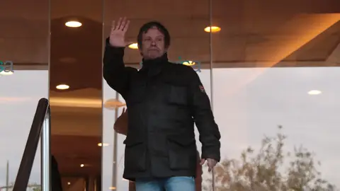 El hijo de Paco Arévalo acude al tanatorio para despedirse del cómico El hijo de Paco Arévalo acude al tanatorio para despedirse del cómico