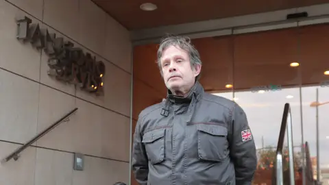 El hijo de Paco Arévalo acude al tanatorio para despedirse del cómico El hijo de Paco Arévalo acude al tanatorio para despedirse del cómico