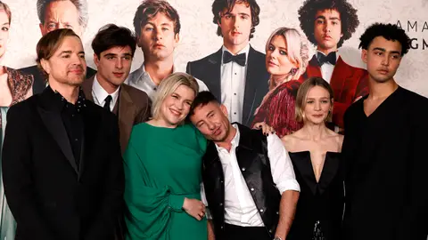 Paul Rhys, Jacob Elordi, Emerald Fennell, Barry Keoghan, Carey Mulligan y Archie Madekwe en la premiere de Los Angeles de Saltburn Paul Rhys, Jacob Elordi, Emerald Fennell, Barry Keoghan, Carey Mulligan y Archie Madekwe en la premiere de Los Angeles de Saltburn