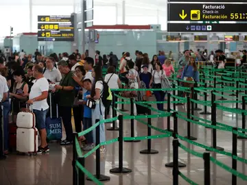 Pasajeros en un aeropuerto Pasajeros en un aeropuerto