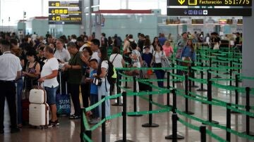Pasajeros en un aeropuerto
