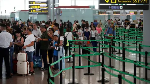 Pasajeros en un aeropuerto Pasajeros en un aeropuerto