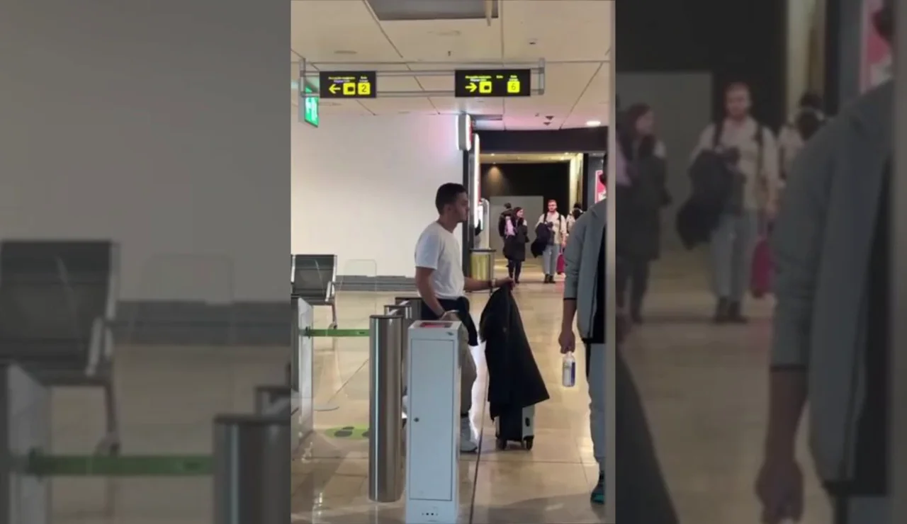 Un joven hace un truco viral que vio en TikTok para ahorrarse la maleta del avión y le pillan: "Pagó 46 euros"