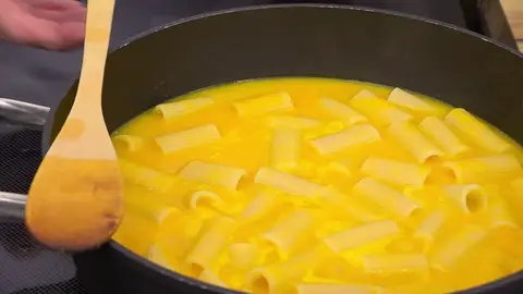 Vierte el puré encima y cocínalo un poco más Vierte el puré encima y cocínalo un poco más