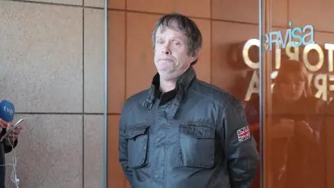 El hijo de Paco Arévalo en el último adiós a su padre El hijo de Paco Arévalo en el último adiós a su padre