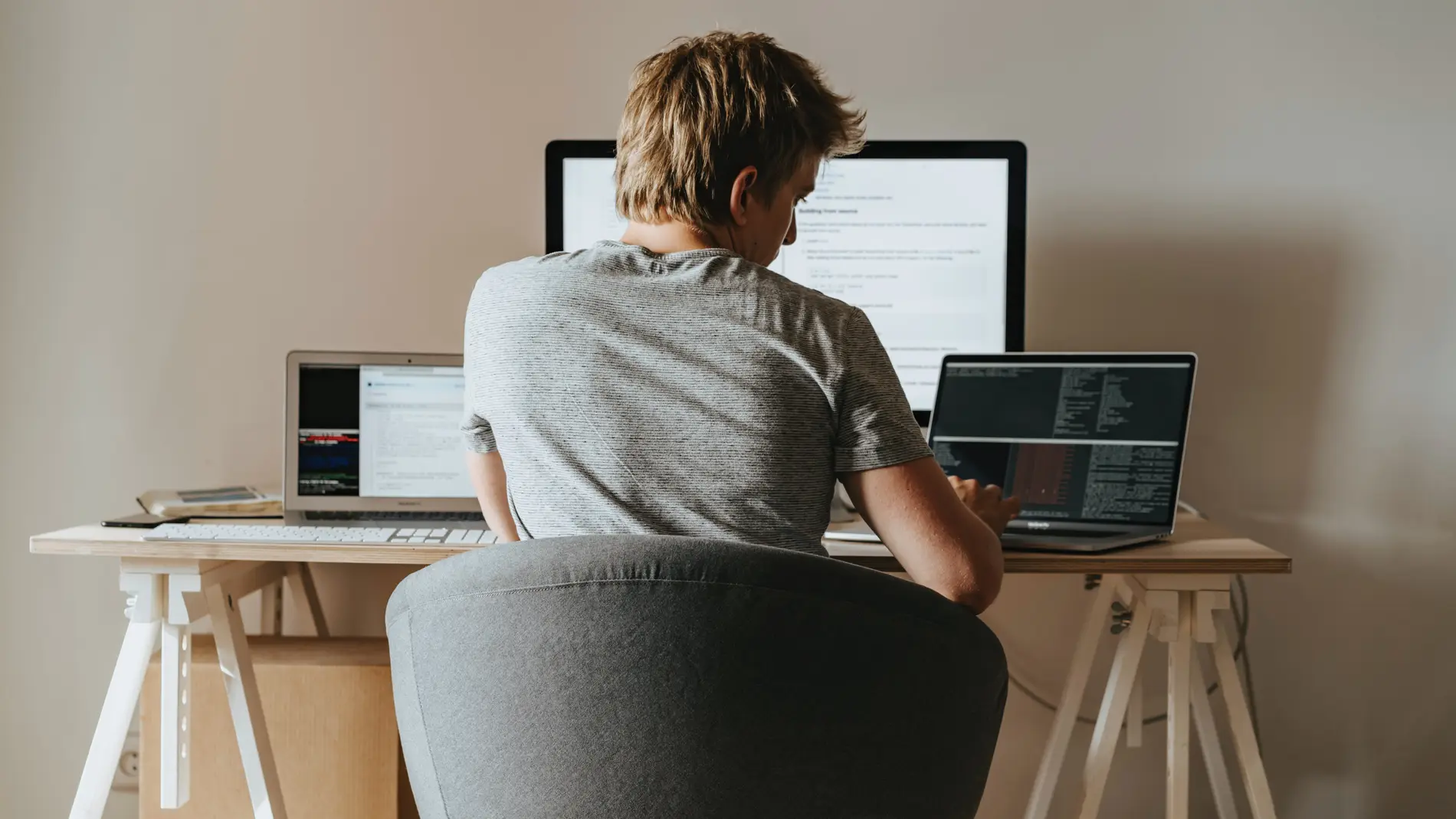 Una persona trabjando Una persona trabjando