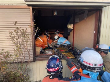 Los bomberos rescatan a una mujer de 80 años en Japón