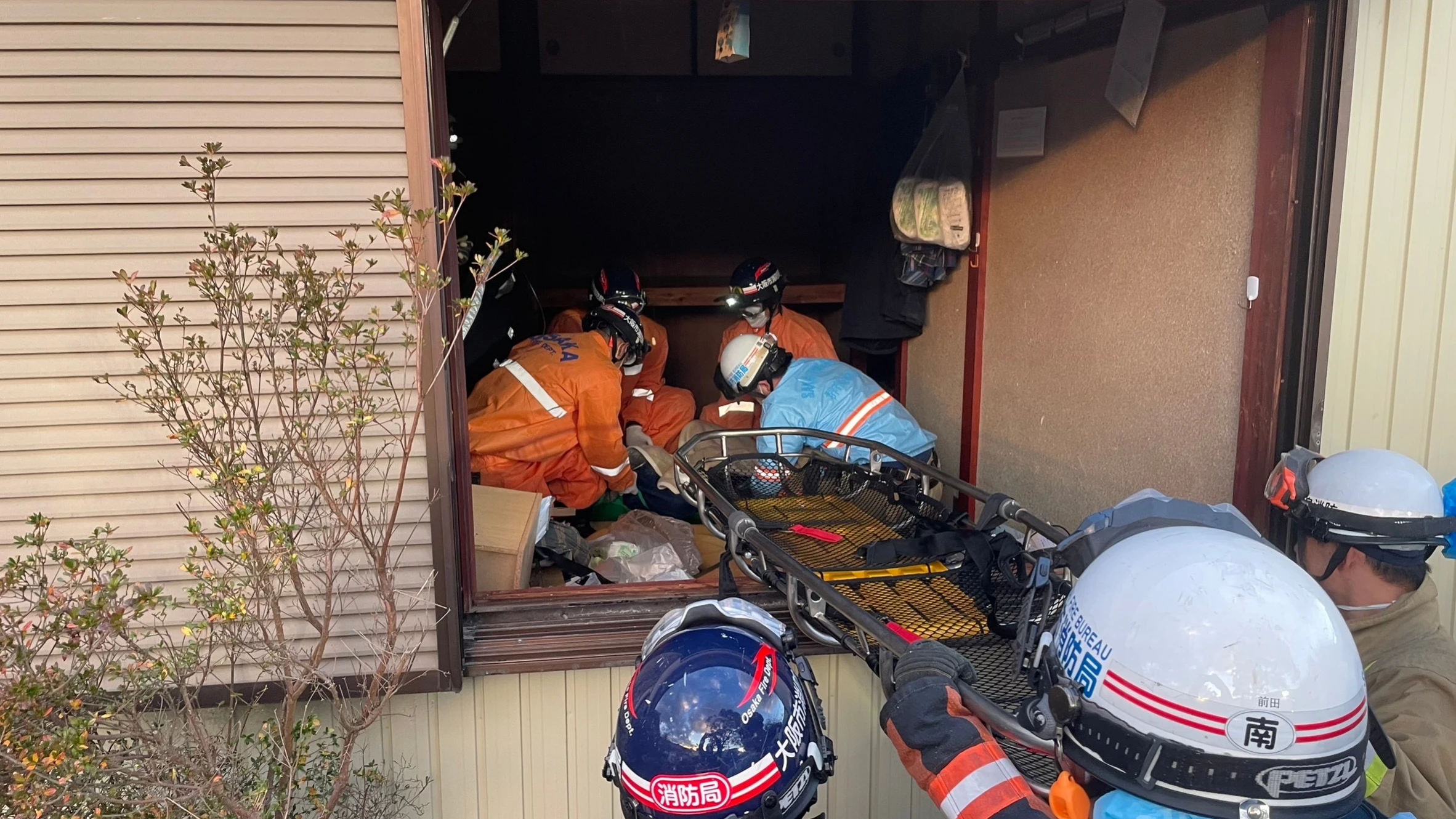Los bomberos rescatan a una mujer de 80 años en Japón Los bomberos rescatan a una mujer de 80 años en Japón
