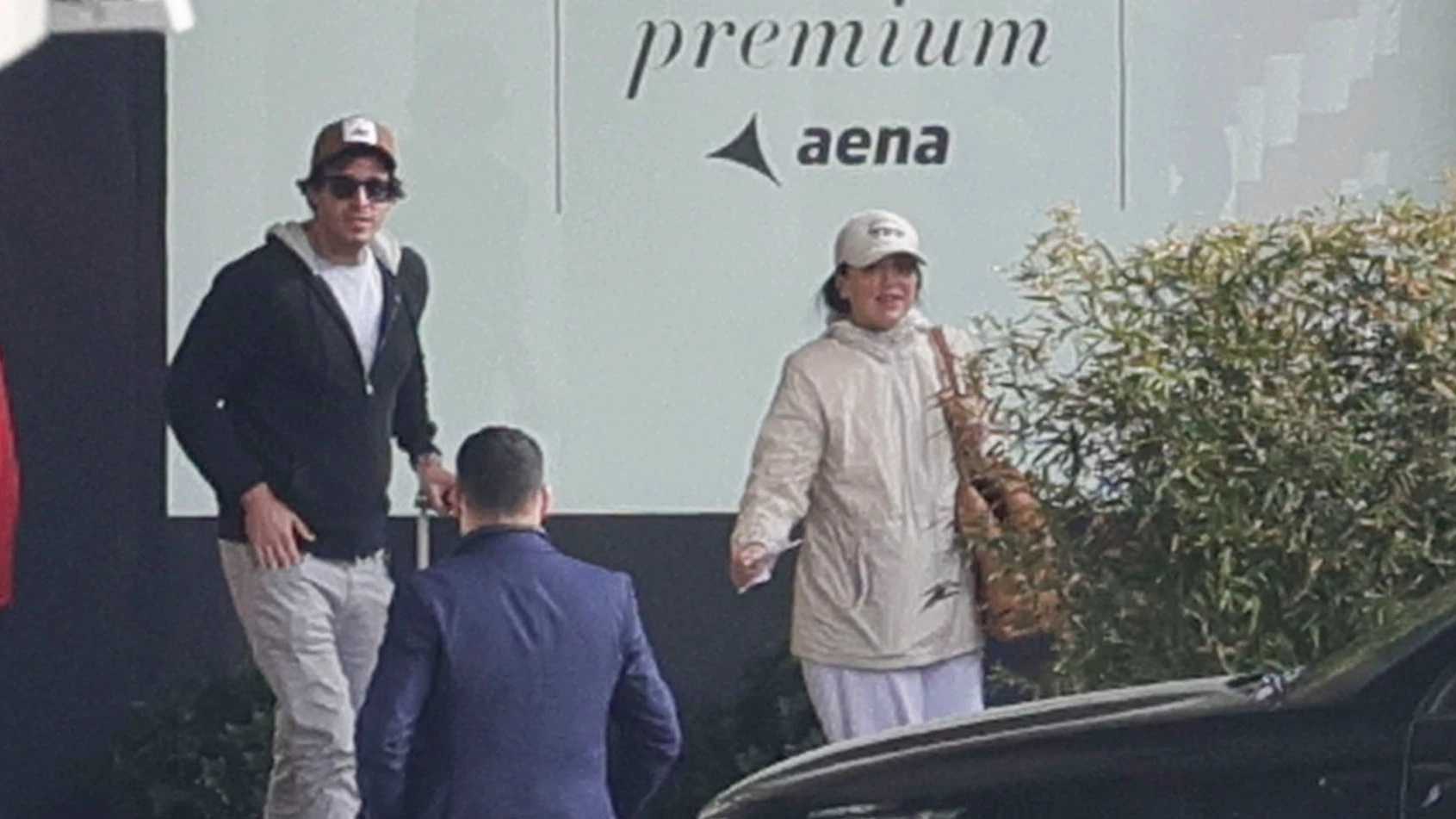 Tamara Falc&oacute; e &Iacute;&ntilde;igo Onieva en el aeropuerto de Madrid