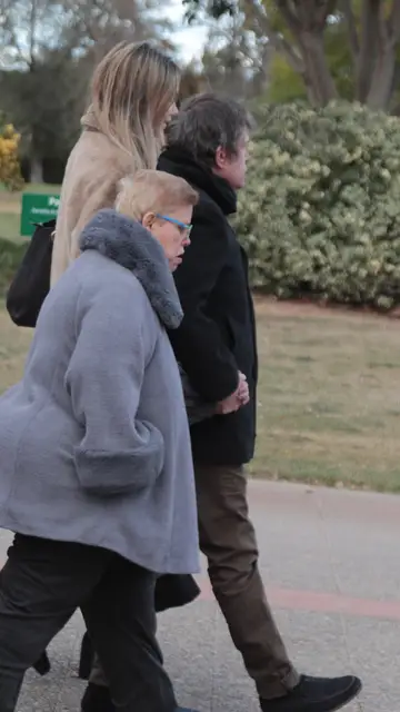 Los hijos de Paco Arévalo, Paco y Nuria, en el tanatorio del cómico Los hijos de Paco Arévalo, Paco y Nuria, en el tanatorio del cómico