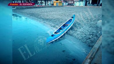 Tres jóvenes naufragan en el mar Menor cuando navegaban en una canoa: uno de ellos sigue desaparecido