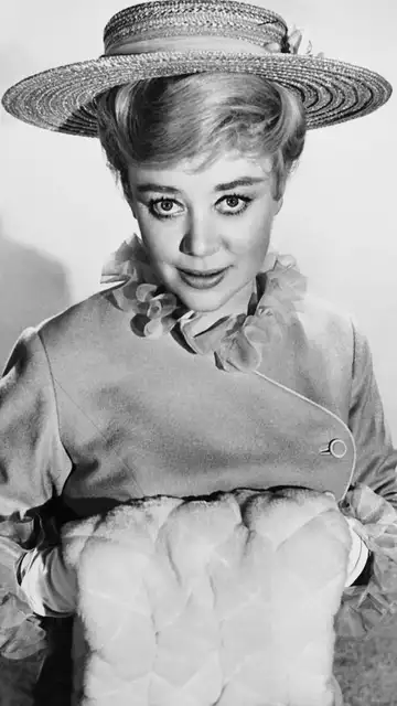 Glynis Johns como Winifred Banks en Mary Poppins en 1964 Glynis Johns como Winifred Banks en Mary Poppins en 1964