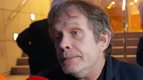 El hijo de Paco Arévalo en el último adiós al cómico El hijo de Paco Arévalo en el último adiós al cómico