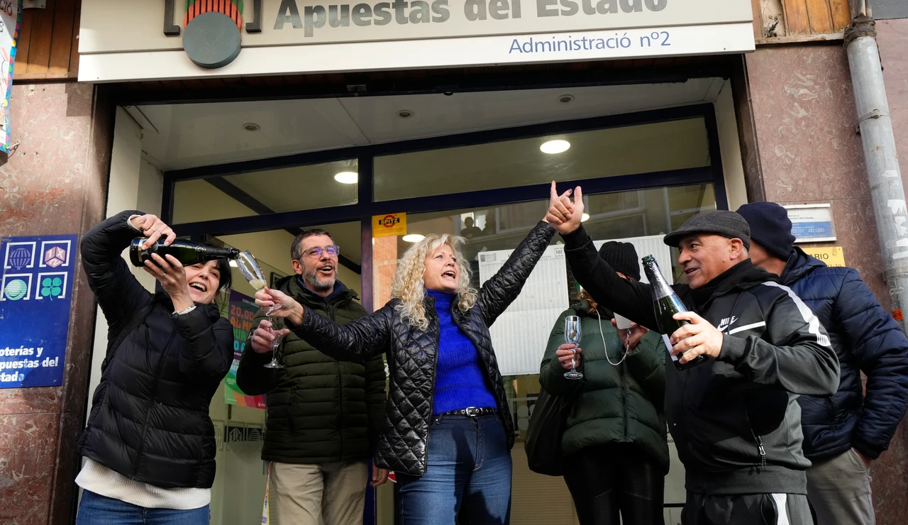 Varios vecinos de Corbera de Llobregat celebran haber sido premiados en la Lotería del Niño
