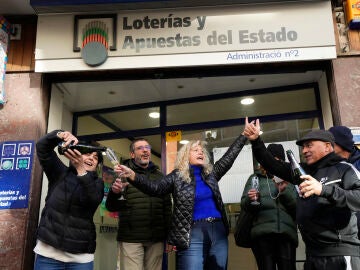 Varios vecinos de Corbera de Llobregat celebran haber sido premiados en la Loter&iacute;a del Ni&ntilde;o