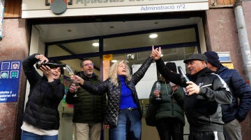 Varios vecinos de Corbera de Llobregat celebran haber sido premiados en la Lotería del Niño