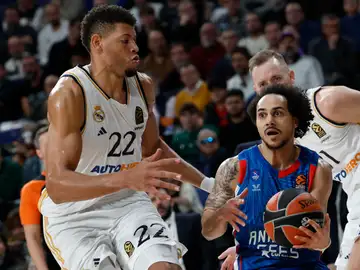 Edy Tavares (i) definde a Shane Larkin Edy Tavares (i) definde a Shane Larkin
