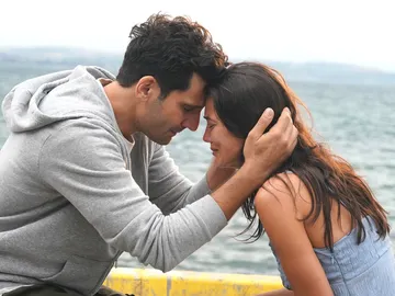 Ilgaz le cuenta a Ceylin la razón que le llevó a fingir su propia muerte Ilgaz le cuenta a Ceylin la razón que le llevó a fingir su propia muerte