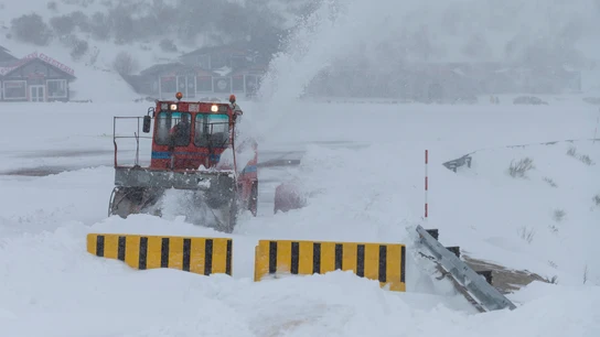 Una máquina quitanieves limpia de nieve en la estación de esquí de Alto Campoo este domingo. Una máquina quitanieves limpia de nieve en la estación de esquí de Alto Campoo este domingo.